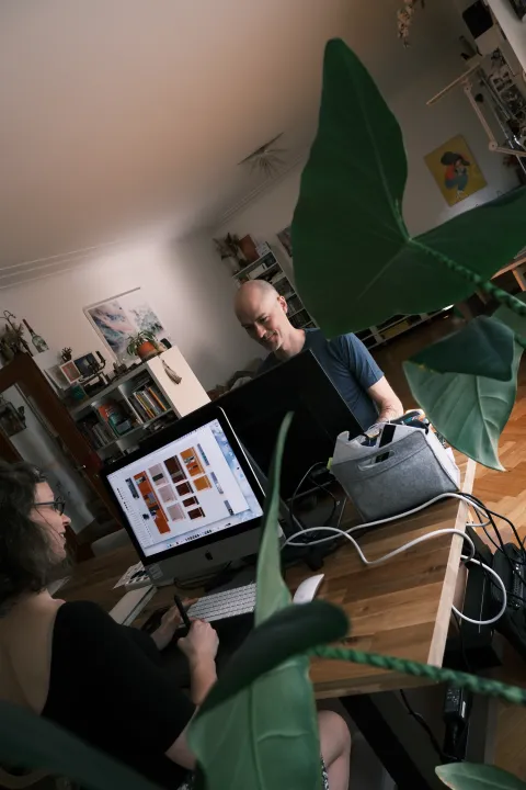 Tess et Marc travaillent à leur bureau
